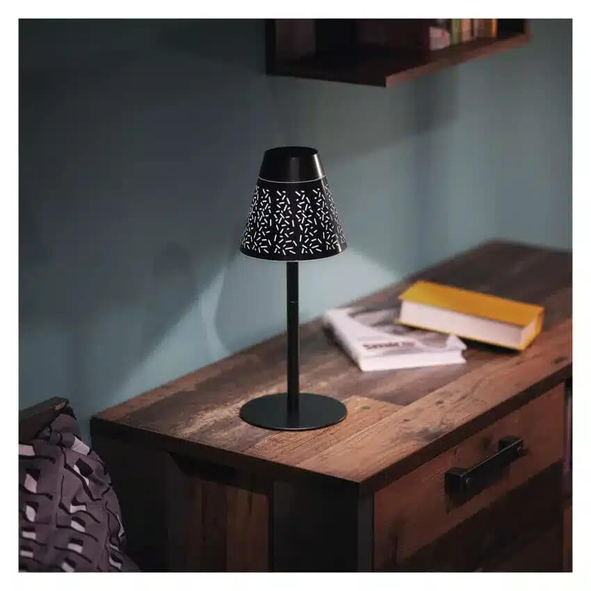Nočná lampička s teplým svetlom na stolíku vedľa postele na večerné čítanie