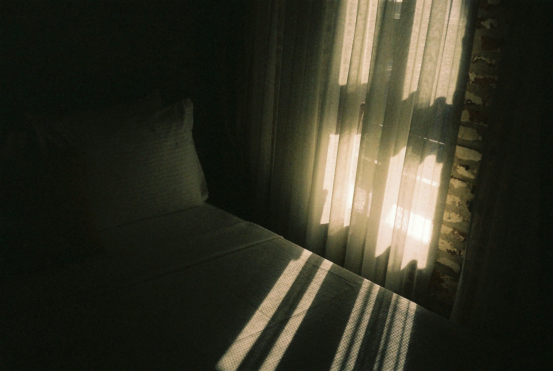 Zatemnená spálňa pre kvalitný spánok cez deň