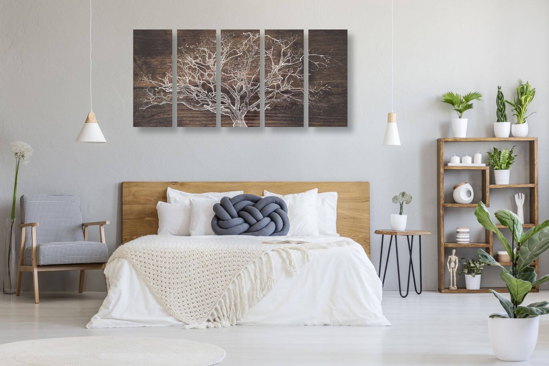 Zjemnite biele steny spálne dreveným nábytkom